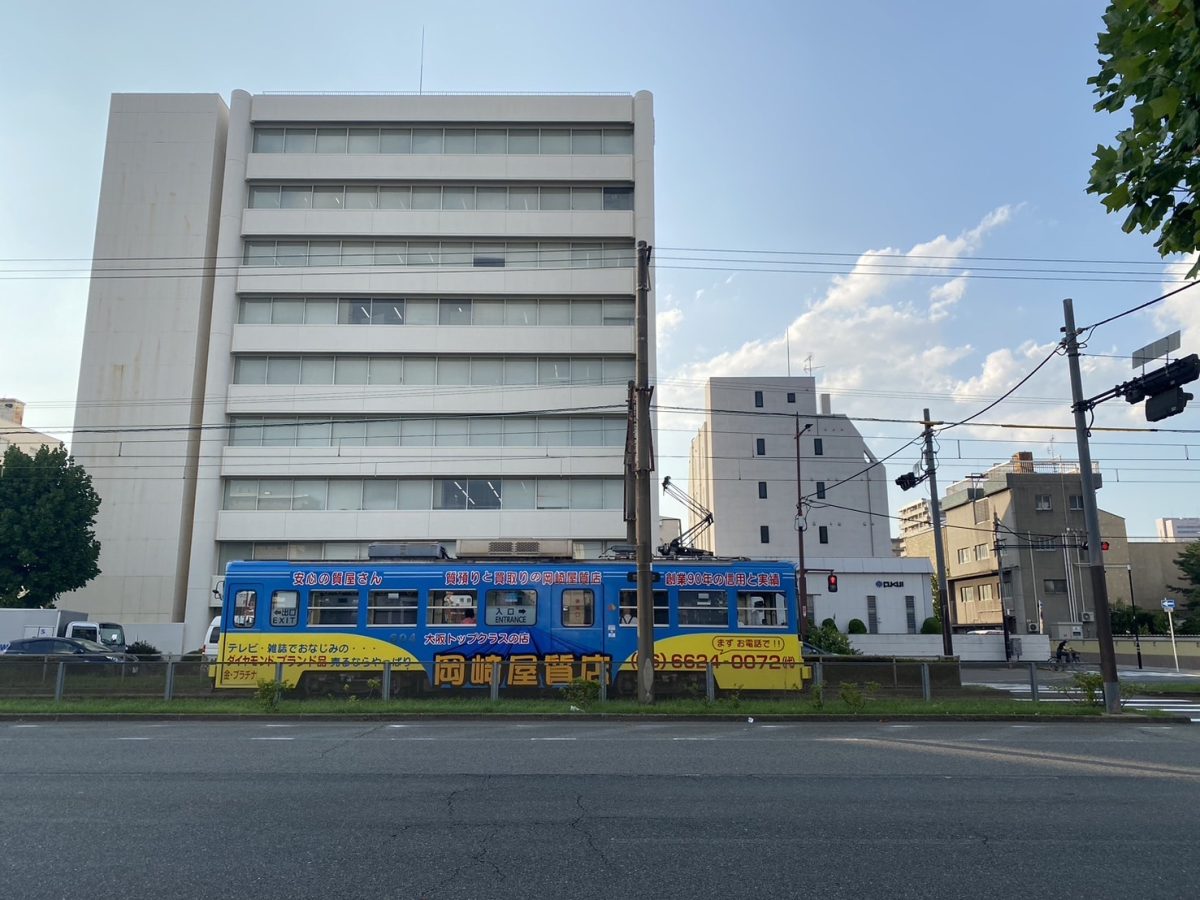 チンチン電車が信号待ちしてる～♡　初めて見た～