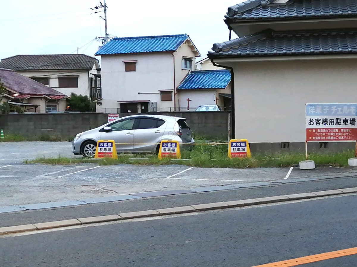 店舗の向かい側に駐車場があります。