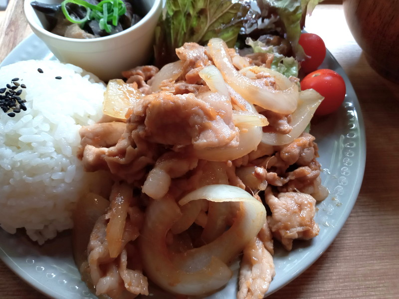 こんもりとした生姜焼きの山は中まで全部生姜焼きでした。生姜香るお肉とシャキシャキ玉ねぎが最高