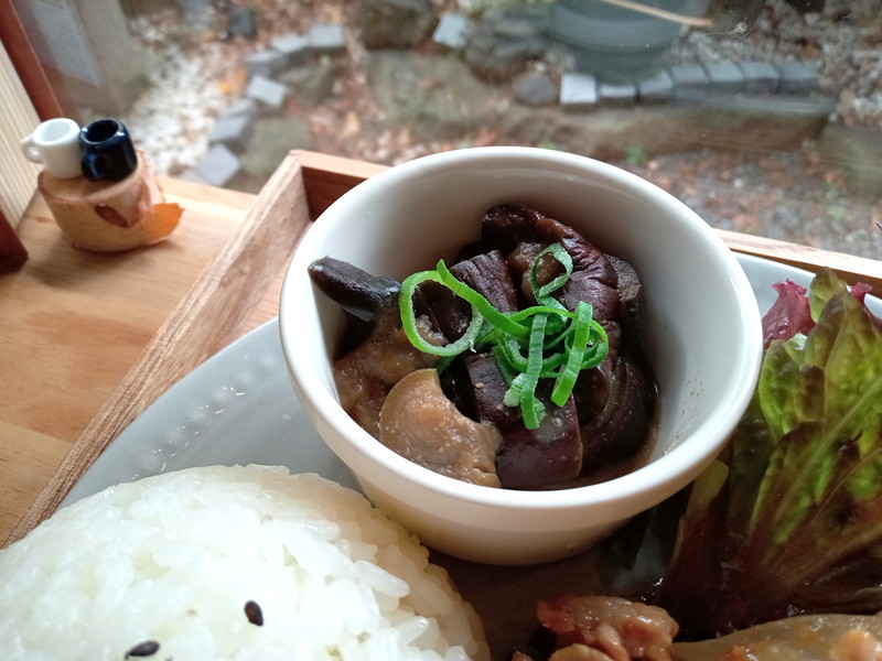 お味噌で味付けしたナスの小鉢。ナスってどうしてこんなに豚肉に合うんでしょう