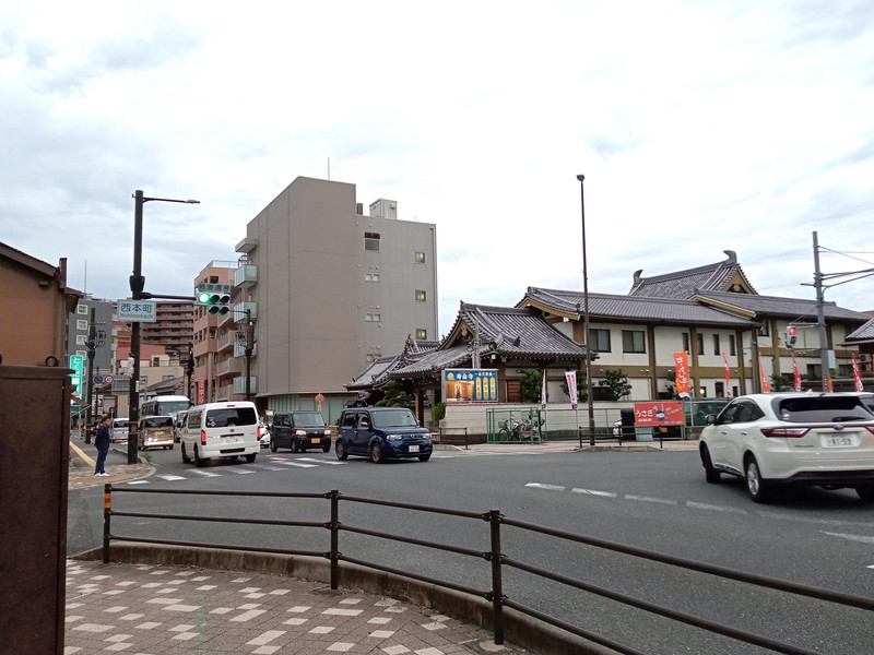 寿命寺は西本町の交差点、176号線に面しています。普段何気なく目にしている人も多いはず