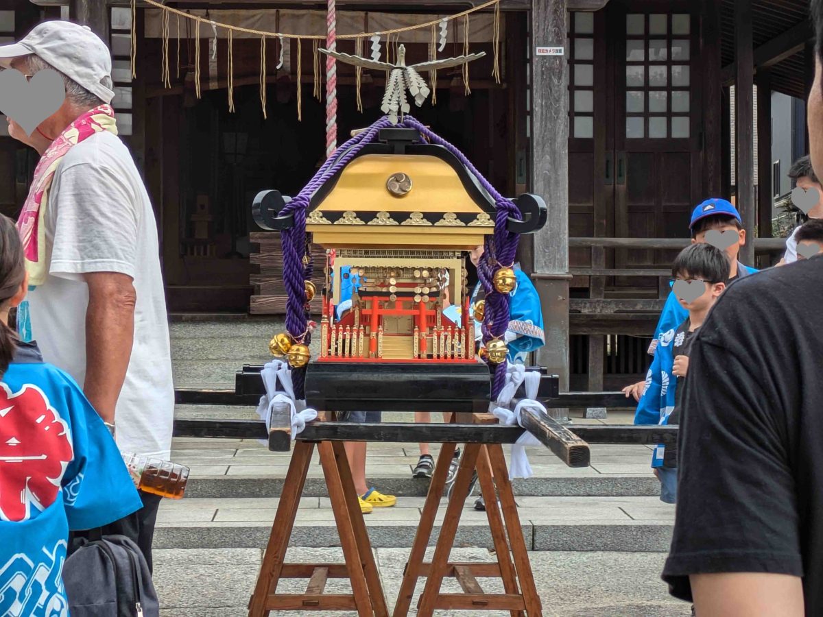 香取神社の本殿前にて