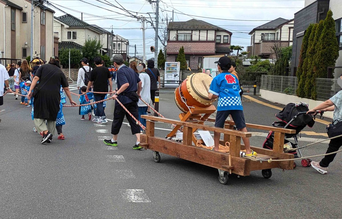 羽黒台町会の皆さんが曳く山車