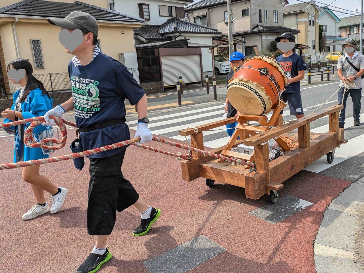 子ども神輿に続き、山車も出発。