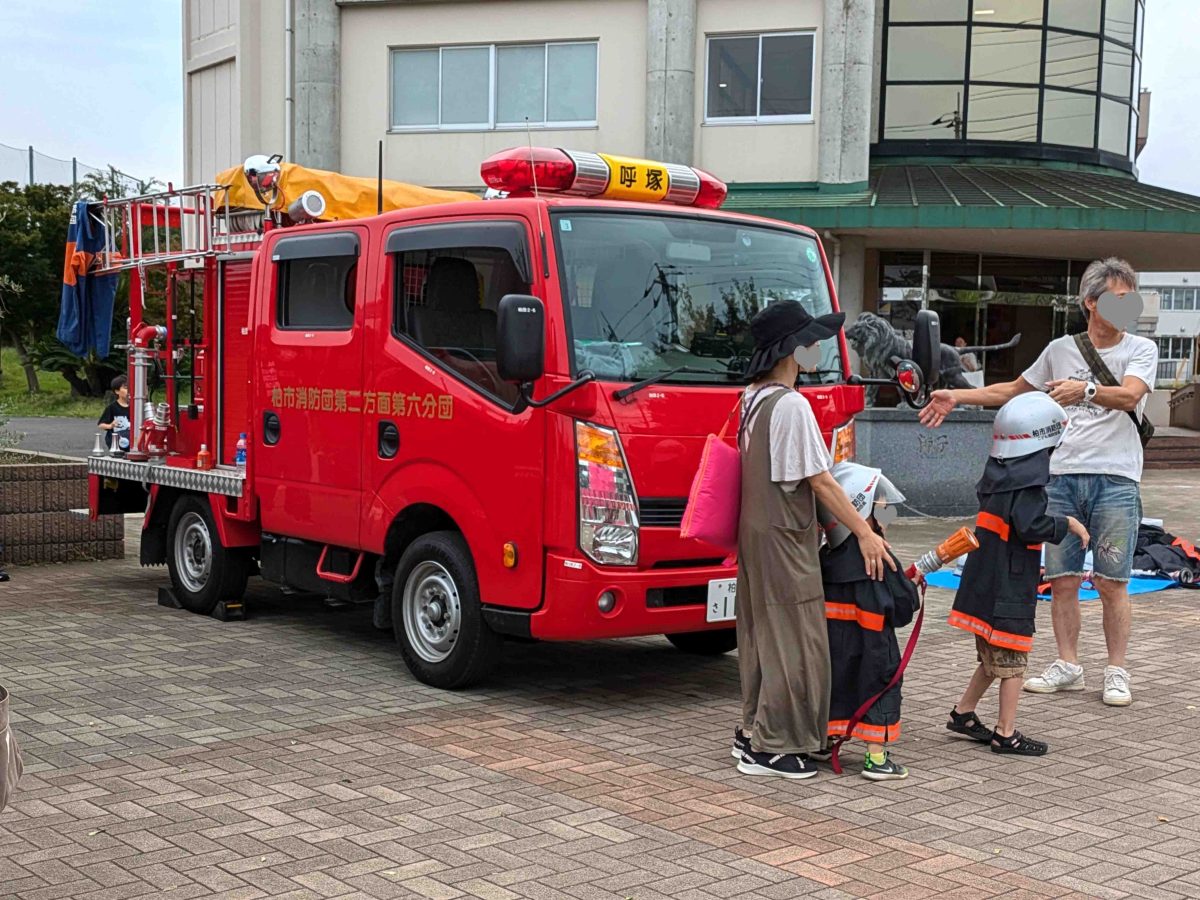 消防車も出動。防火衣を着用して記念撮影も。