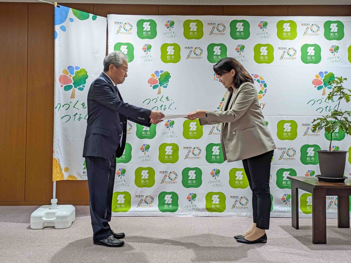 太田市長（右）より感謝状を受け取る岡野さん（左）