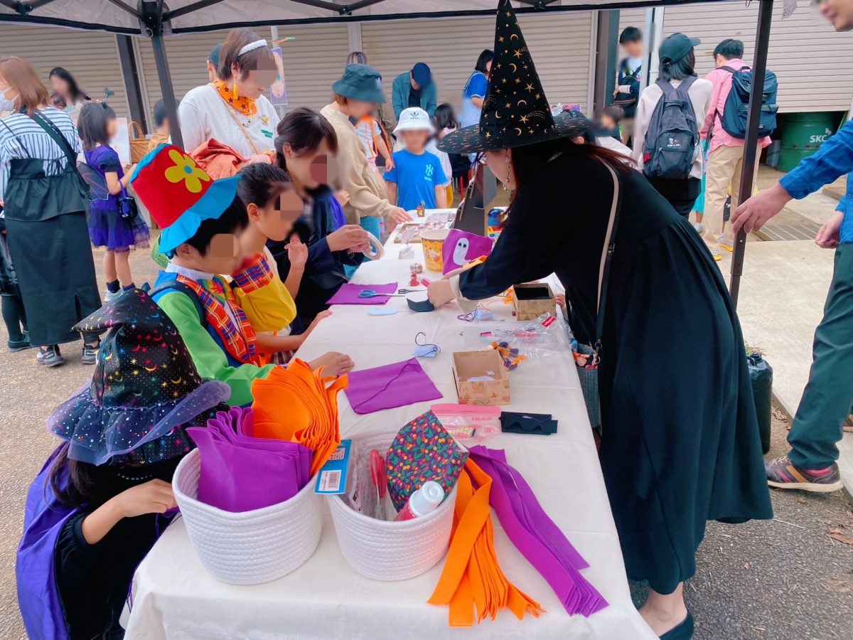 オリジナルハロウィンバックを作ろう♩完成したらお菓子をもらいに会場を回るよ〜