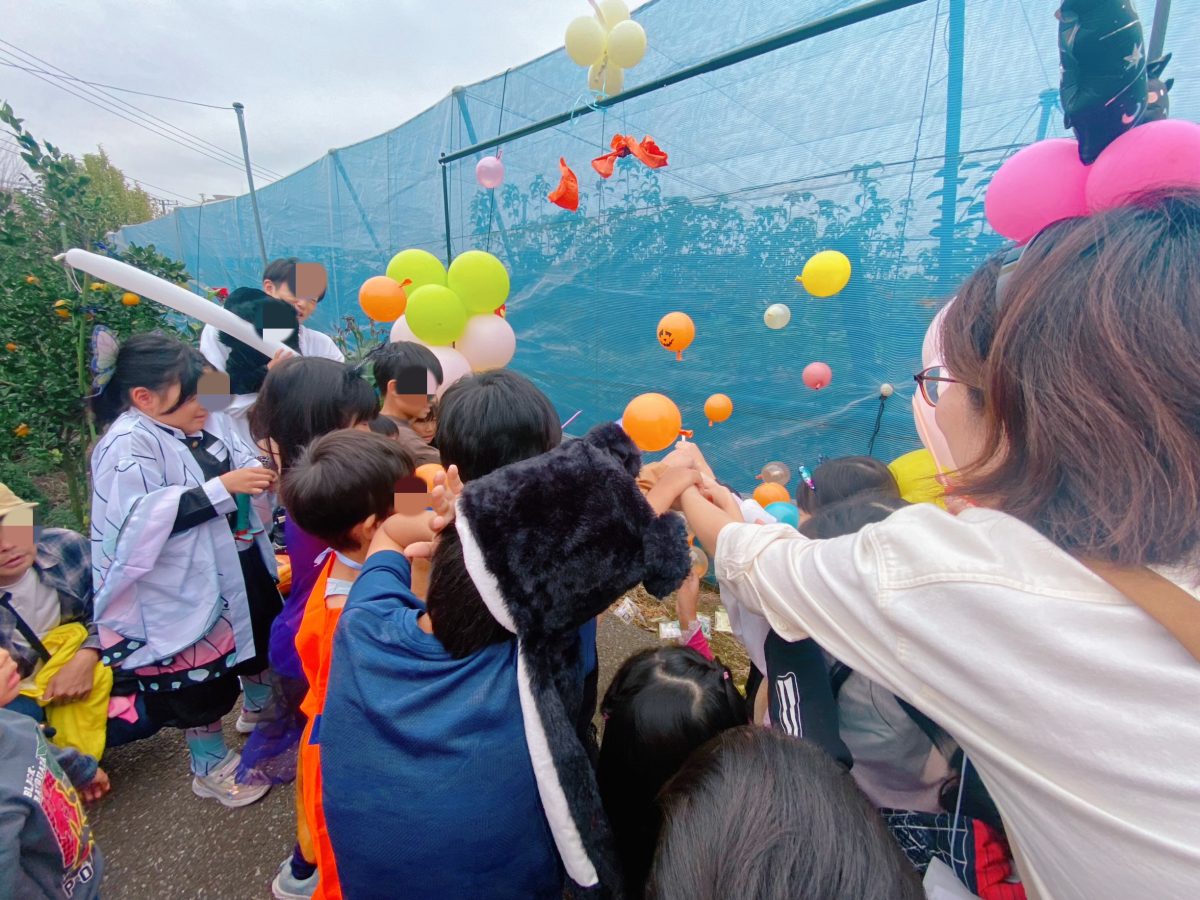 パーーーン！！割れた〜！！中から飛び出したのは？可愛いミニミニバルーンやお菓子が降り注ぐ〜♩