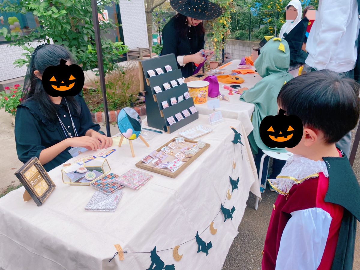 おばけマークがある出店ブースに行ってスタンプカードを渡すと〝お菓子がもらえたよ〟「trick or treat」を言ってお菓子をGETできました(*´∇｀*)