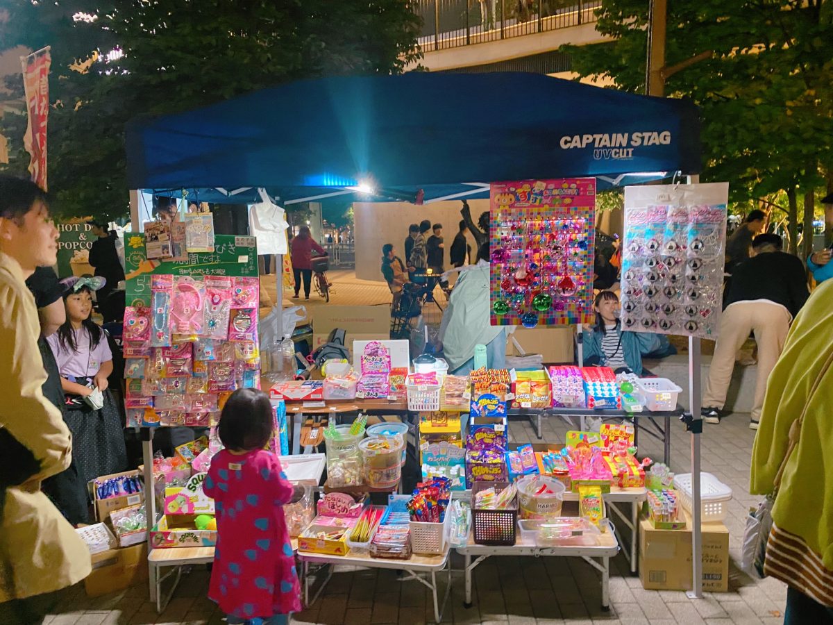 【クリザンテーム】昔懐かしの駄菓子屋さんはわくわく♩が詰まった夢があるお店(^ ^)夜のマーケットにふさわしいピカピカ光るオモチャは子ども達に大人気でした⭐︎