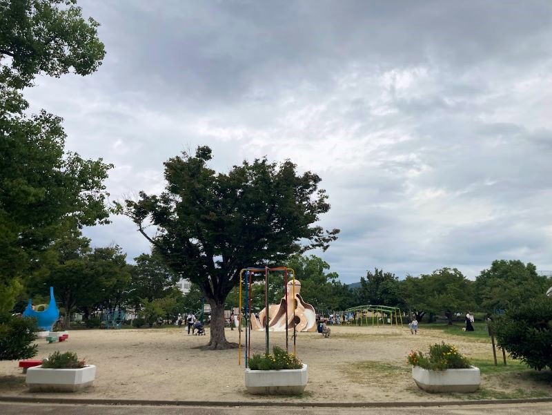 現在の高槻城公園。真ん中にたこ。左の奥の方に見えるのが・・・