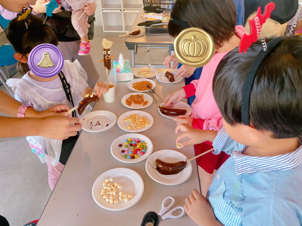 色々なお菓子を使ってデコレーションしていくよ〜