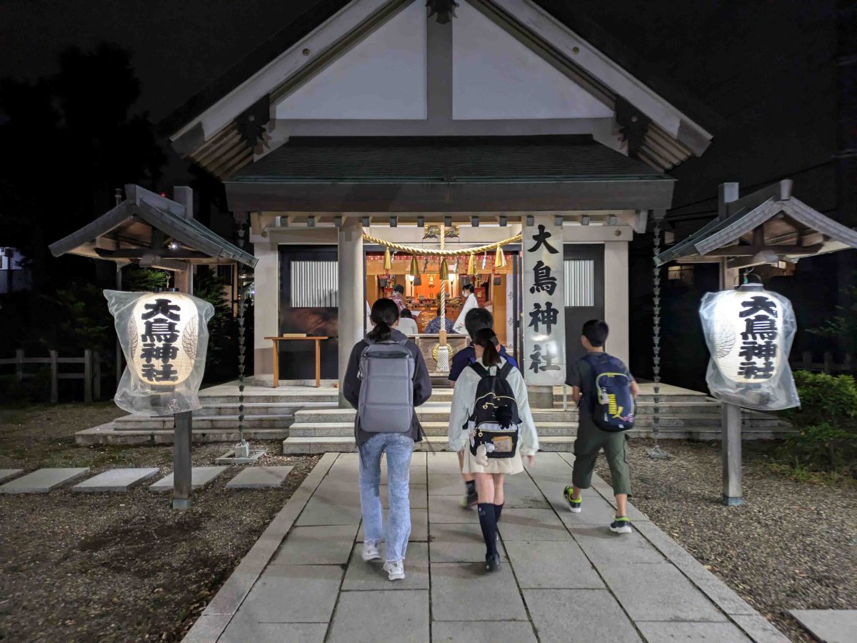 大鳥神社にお参りする近隣の子どもたち