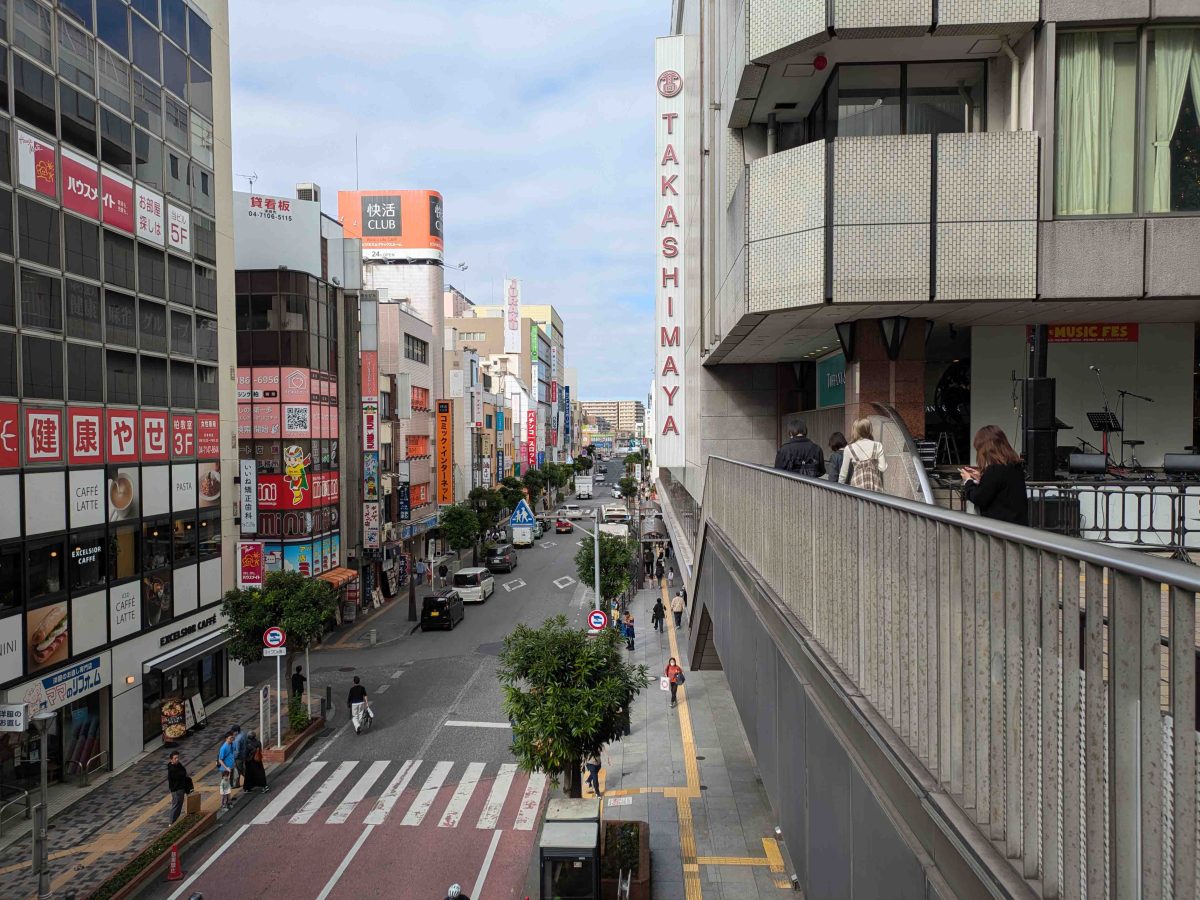 柏駅西口、柏髙島屋（写真右側）。