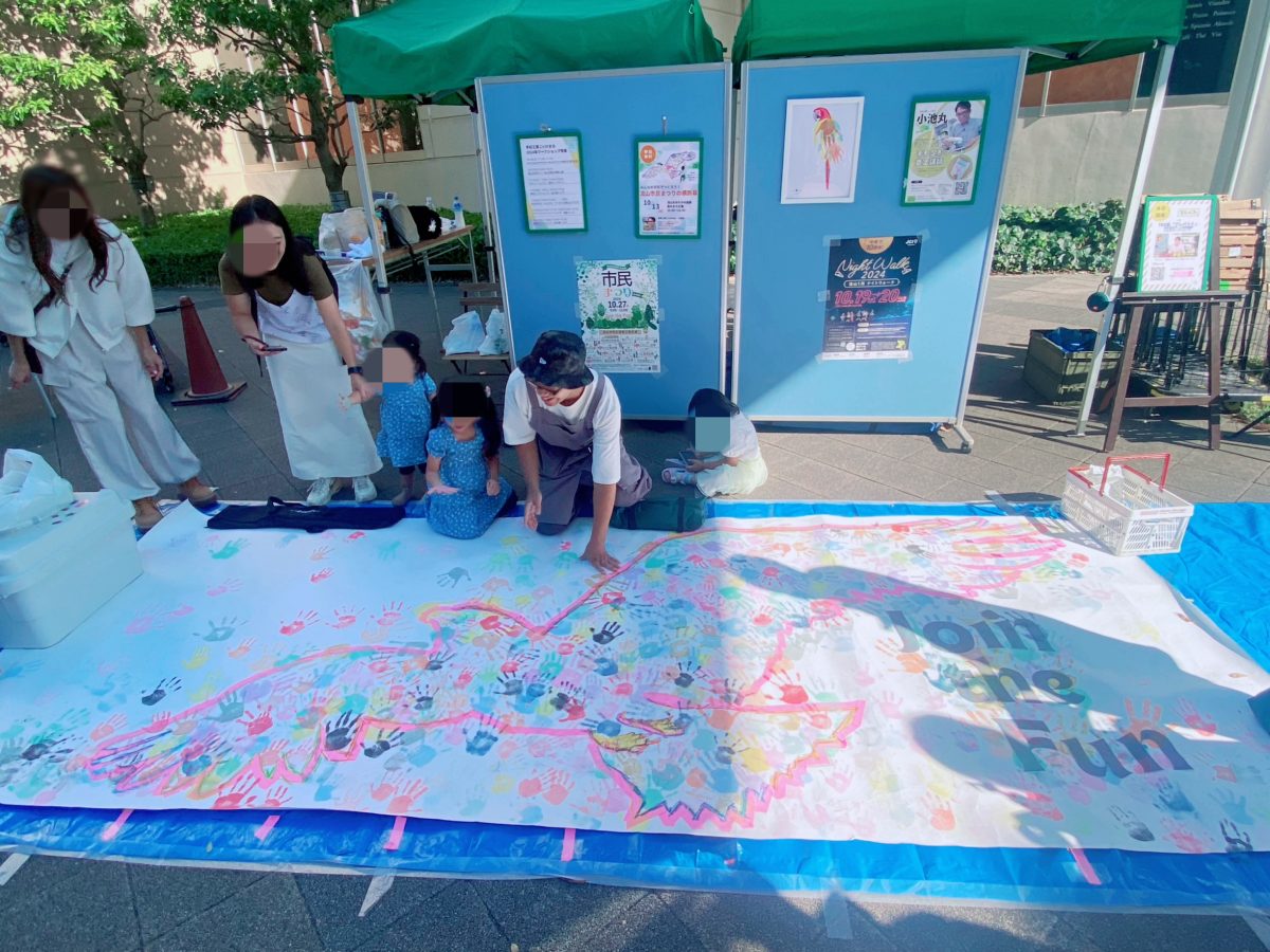 横断幕の制作を担当したのは【手形工房こいけまる】さんです⭐︎〜横断幕制作時の様子、たくさんの市民の方々が手形を押しに訪れました〜