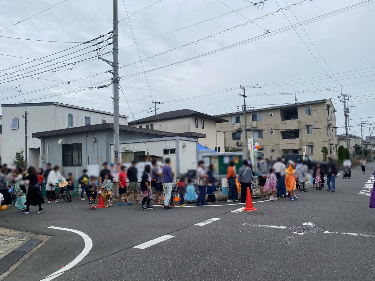 受付時間になると、たくさんの仮装した子ども達の行列が！！