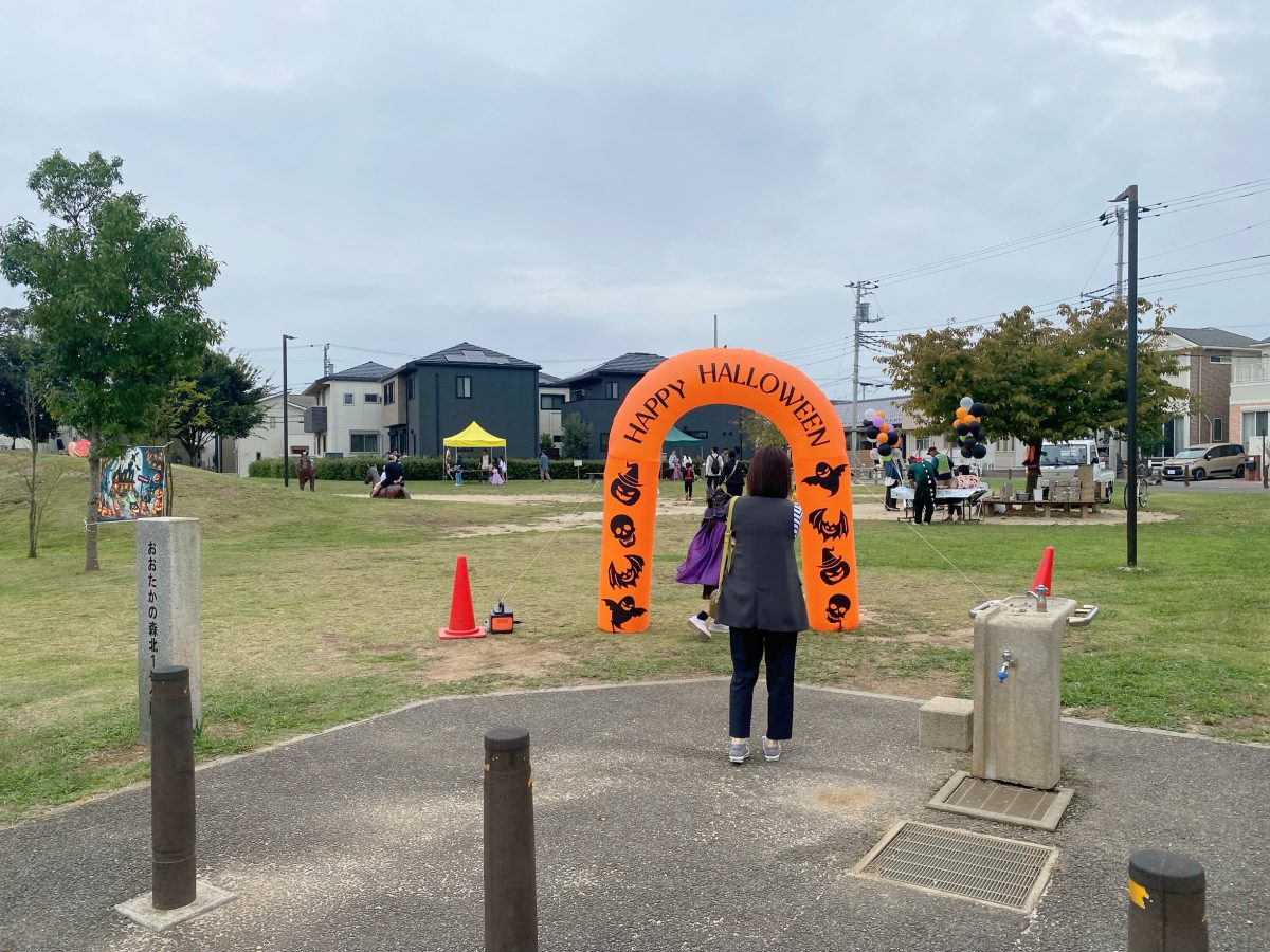 さぁ！最後のポイントへ向かうよ〜♩『おおたかの森北1号公園』は大きなハロウィンアーチがありました