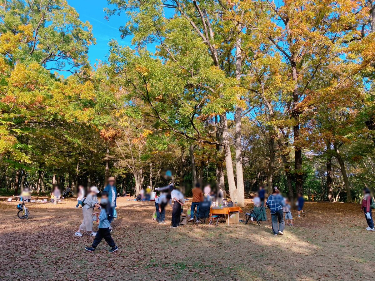 会場の様子①森の中はたくさんの出店ブースがありました♩開始時間からたくさんの来場があり活気に包まれていました