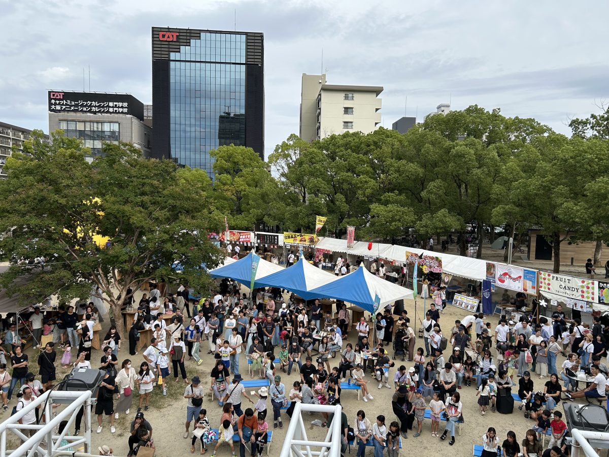 9月下旬の週末、キッチンカー配備でとても賑わう江坂公園イベント。しかし、今回は・・・ご持参ください(笑)。