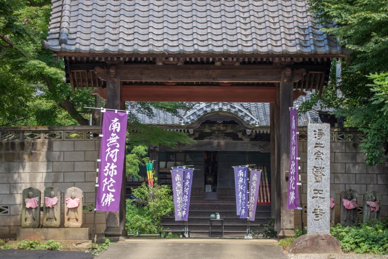 医王寺山門。医王寺には、明治初期に鷲野谷学校（現在の手賀西小学校の前身）が置かれ、のちに日本人に適した点字を完成させた“日本点字の父”石川倉次も、一年間教鞭をとっていました。（撮影：小川兄弟）