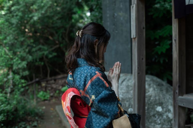 医王寺で祈りを捧げる和服の女性（写真撮影：小川兄弟）