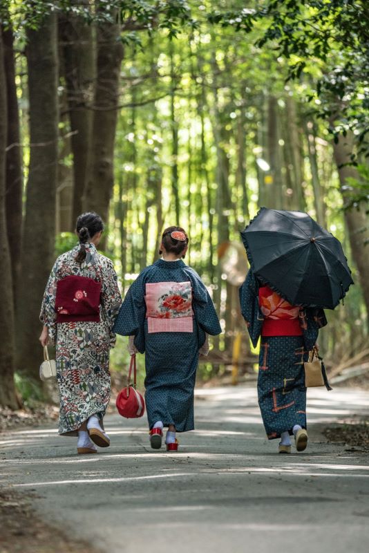 染谷家住宅前の小道を歩く女性たち（写真撮影：小川兄弟）。この小道をぜひ人力車で！