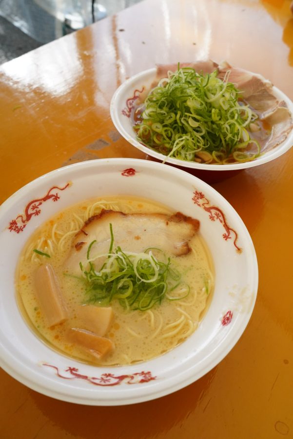 写真手前【群馬県】なかじゅう亭 カニ味噌仕立ての鶏白湯。後ろ【大阪府】麺LABO確奏 日本三大地鶏金色醤油ラーメン