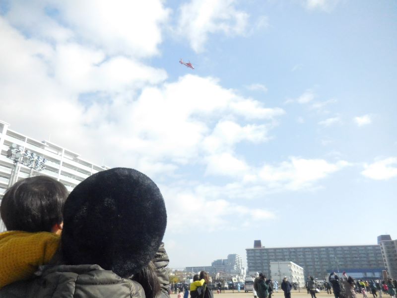 広い空にはヘリコプターの姿も