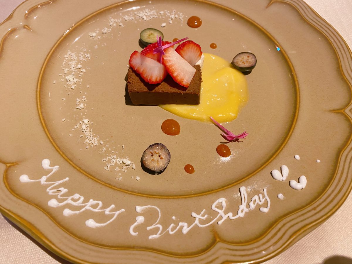 【Plats de dessert】お誕生日のメッセージを入れてもらいました⭐︎ジンジャーとチョコレートの掛け合わせ！美味しかった〜【Boire】コーヒーor紅茶を選べました