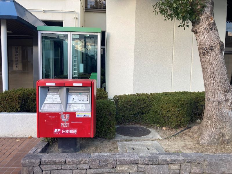 保険医療センターの前でした（電話ボックスの屋根の色が変わったようです）