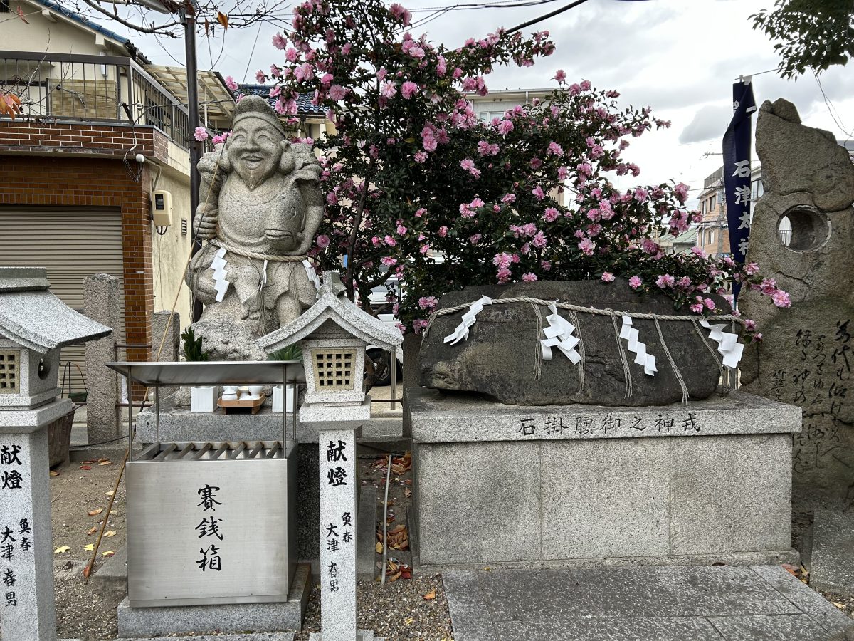 お花がきれい　えびす様の腰掛石ってことは椅子といったところかな？それともヒルコが腰掛けた？