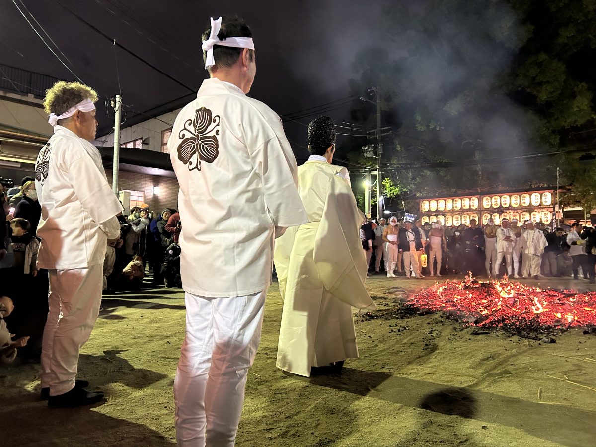 「火渡り神事」の前の　ご祈祷