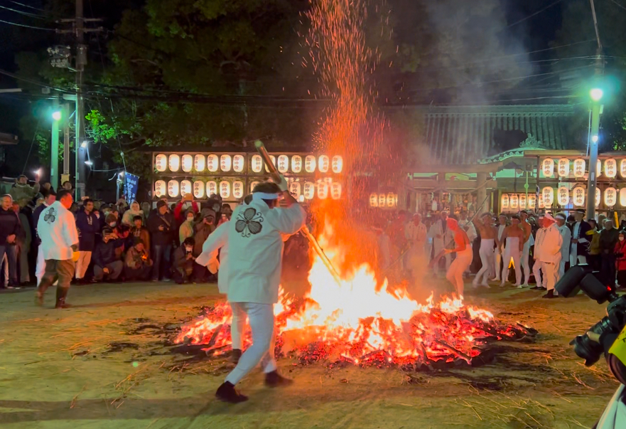 ２０時半から「火伏せ神事」　竹をかついで　火に突進します