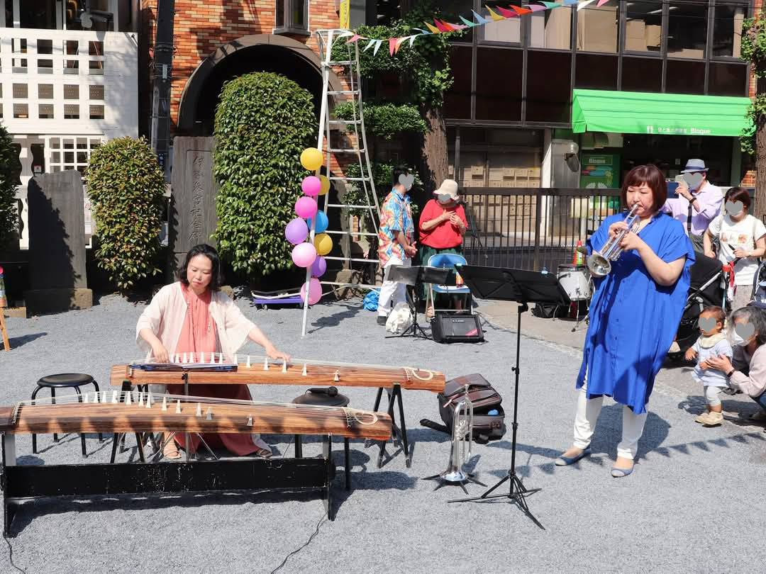 左が箏奏者の石井雅子さん、右がトランペット奏者の堀井美栄さん