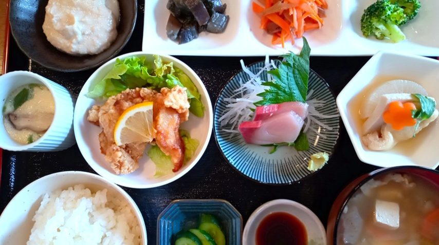 【池田市】大阪の片隅に小さな東北が誕生♪福島県の郷土料理が味わえる「一汁八菜よらんしょ。」で『いかにんじん』とつきたて餅を