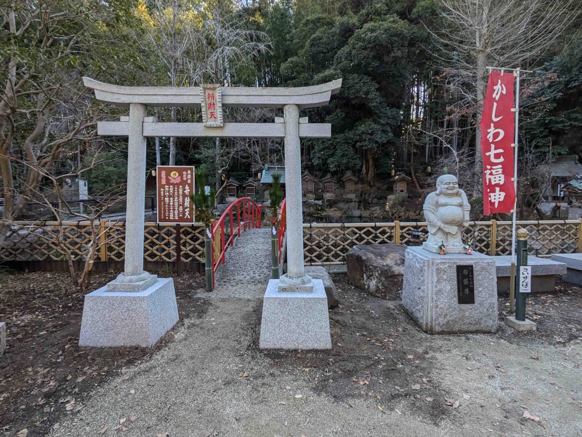 布袋尊の隣に弁財天の鳥居があります。