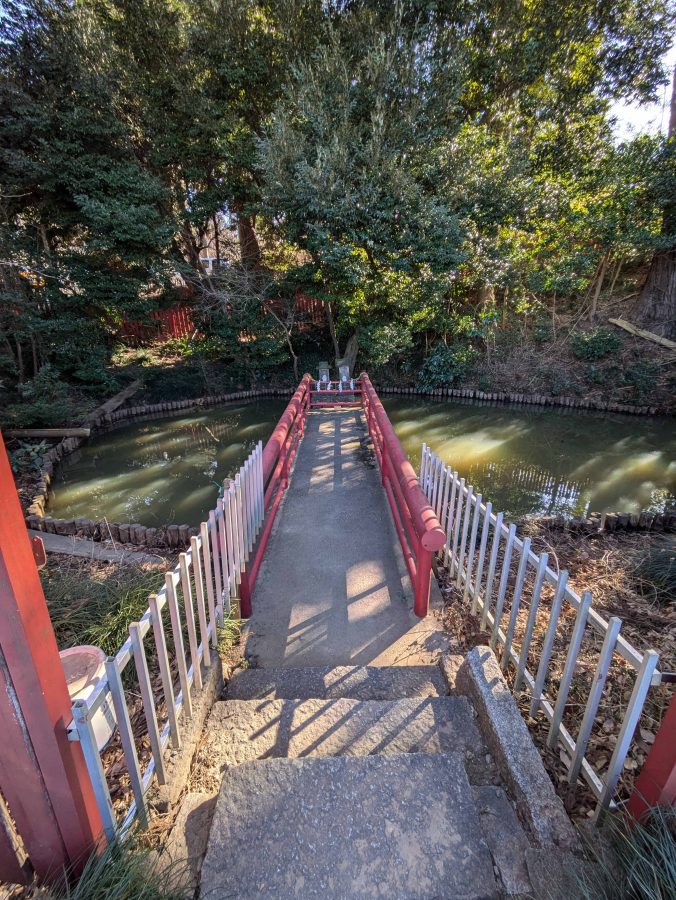 橋の向こうに祠があります。