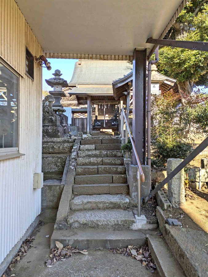 岩井青年館の下を抜けて将門神社に向かう階段