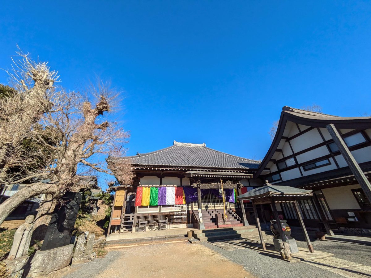 写真左が将門神社、中央が龍光院。