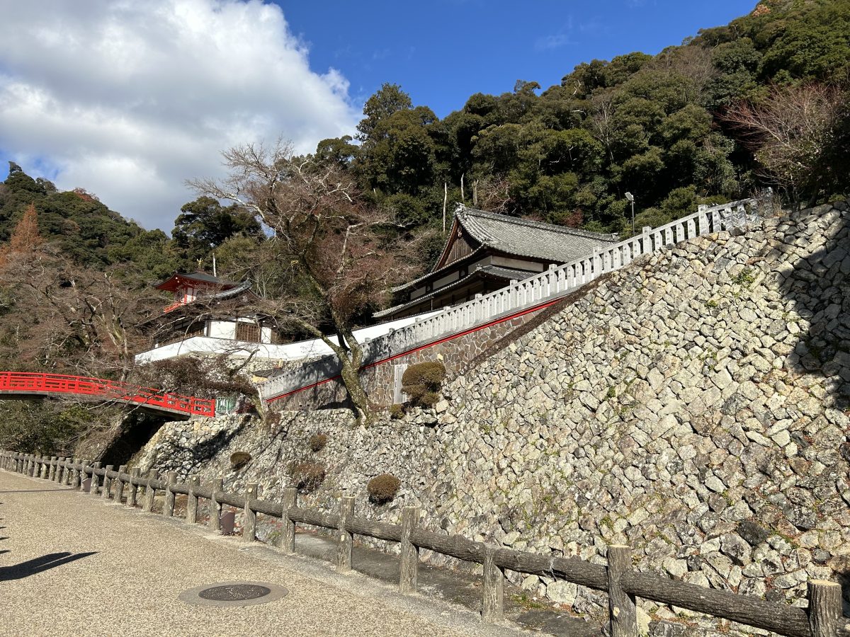 城壁を思わせる高い石垣。この上に客殿、鳳凰堂がある