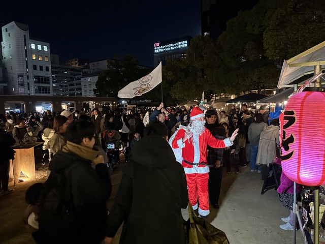 急なサンタさん登場でステージ前をお譲りする状況となる(^_^)v。状況判断大切な瞬間です！！