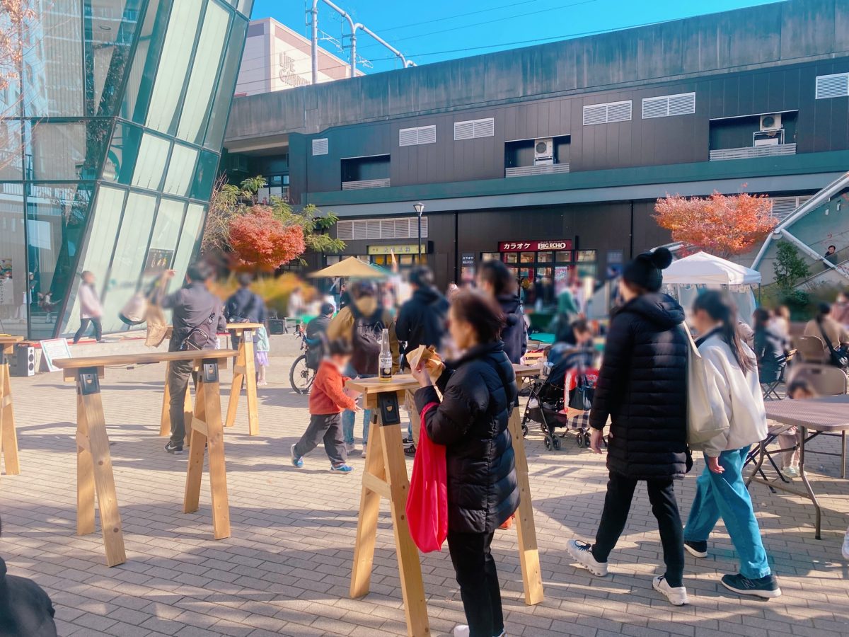 【会場の様子②】会場にはテーブルや椅子の設置があるのも過ごしやすいポイントの1つ