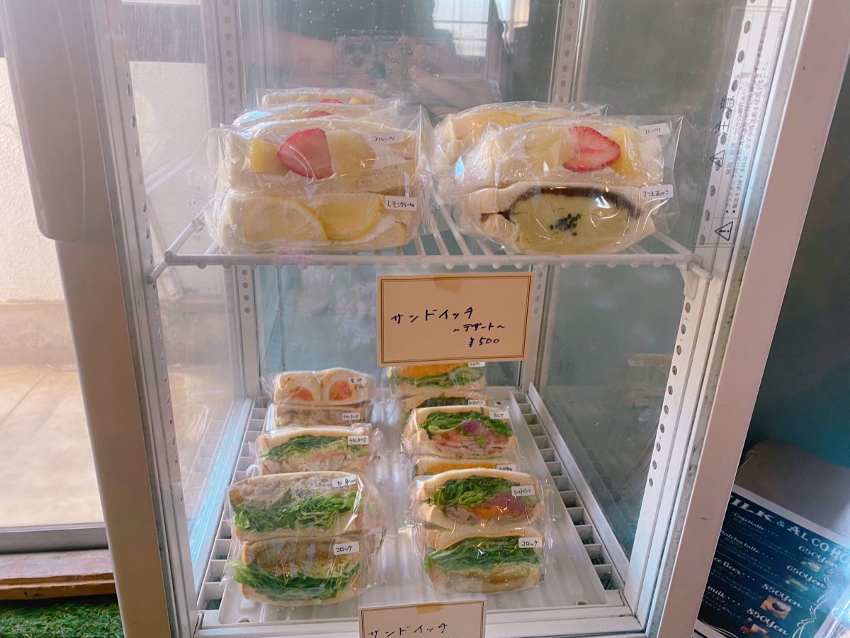 お腹が空いたら？！ショーケースの中には商店街にある人気店『A-U-N』さんのサンドイッチやチーズケーキが購入できました