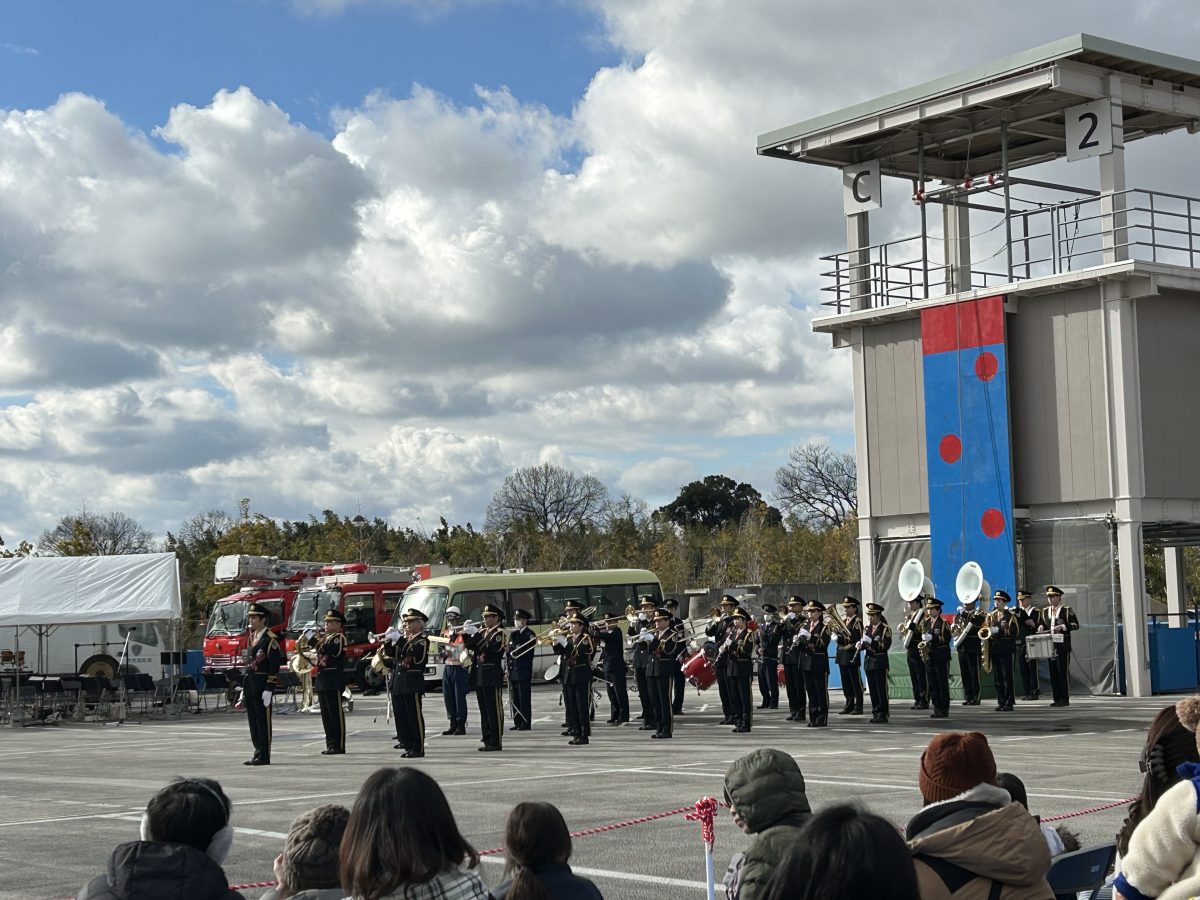 堺市長の挨拶後　堺市消防音楽隊によるパフォーマンス　邦楽のメドレーなどの演奏　みんなノリノリに　