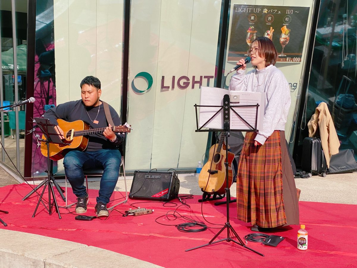 「りさ」さんと「真庭レイモン」さんのコラボ演奏♩癒しの歌声が柔らかなギターの音色にのって会場を包み込みました〜好きなドリンクやフードを片手にのんびりと音楽に癒されながらいろんな暖かいを満喫！！とっても楽しいひとときでした♩