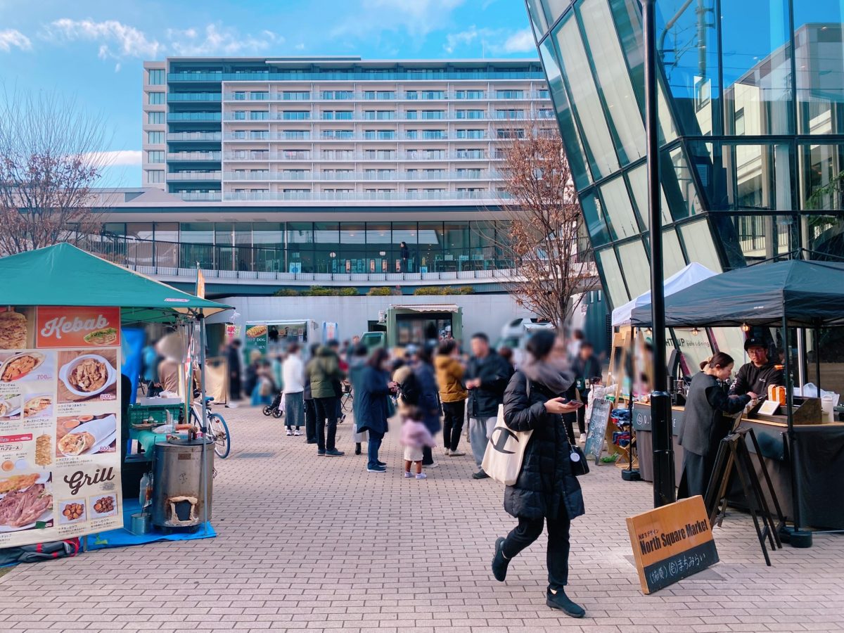 会場は【流山おおたかの森北口都市広場】アクセスしやすく立ち寄りやすいのも嬉しいポイント♩『まちの動物園』さんは芝生スペースに出展となります