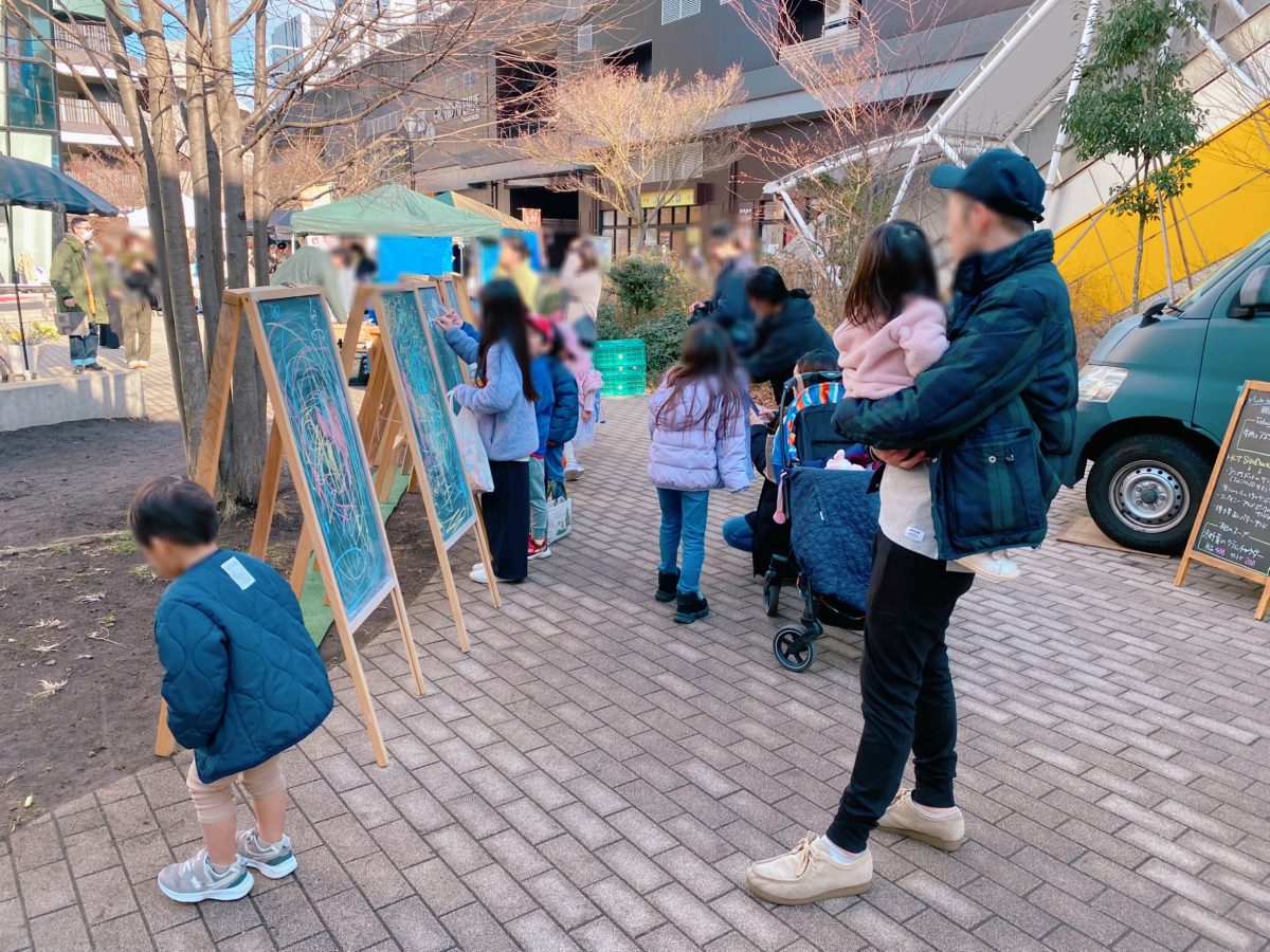 子どもたちに大人気♡自由に描けるお絵描きスペースもありました〜カラフルで個性がキラキラひかるお絵描きは眺めると思わずココロがほっこり！あたたかい気持ちになりました〜