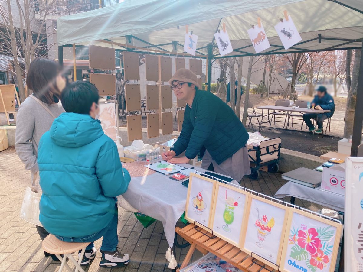 たくさんのファミリーが手形をポン！笑顔溢れるブースは幸せな空間になっていました〜我が家も大ファン♡手形アートは額に入れてもらえるので直ぐに飾れるのも嬉しいポイントの1つですよ〜