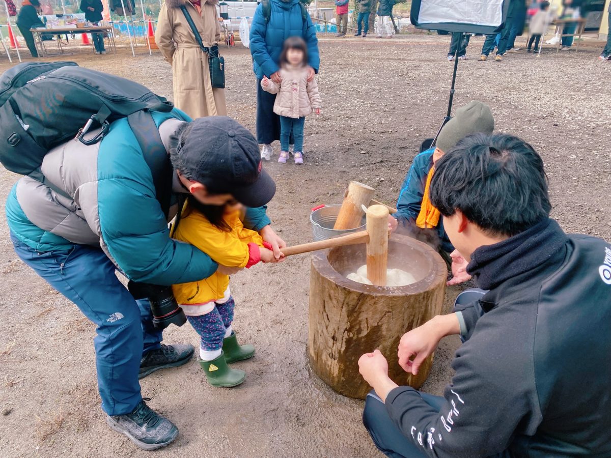 お餅つきは事前申込み制、参加する時間帯が決められているので混雑もなくスムーズに一人一人ゆっくり・たっぷり慌てることなくお餅つきができました