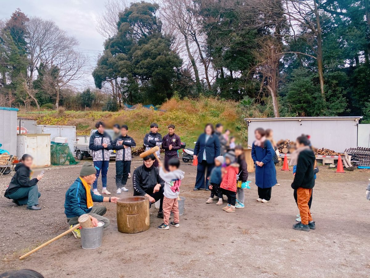 子どもたちからお餅をついていきます